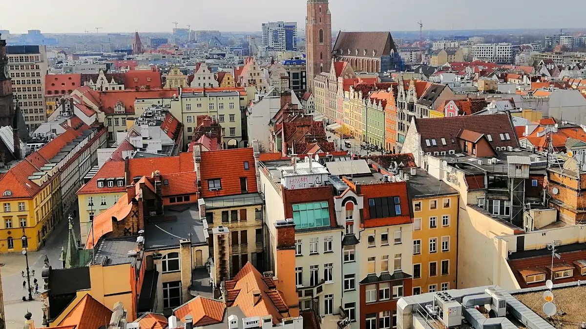Blick über die Altstadt von Breslau in Polen mit Marktplatz und Kirchturm