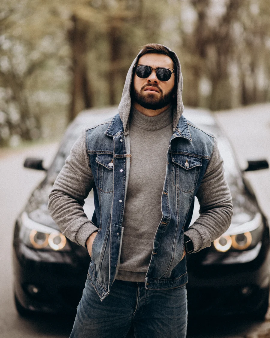 Danny R. vor seinem Auto: nach dem Entzug wegen Geschwindigkeit fährt er wieder selbst