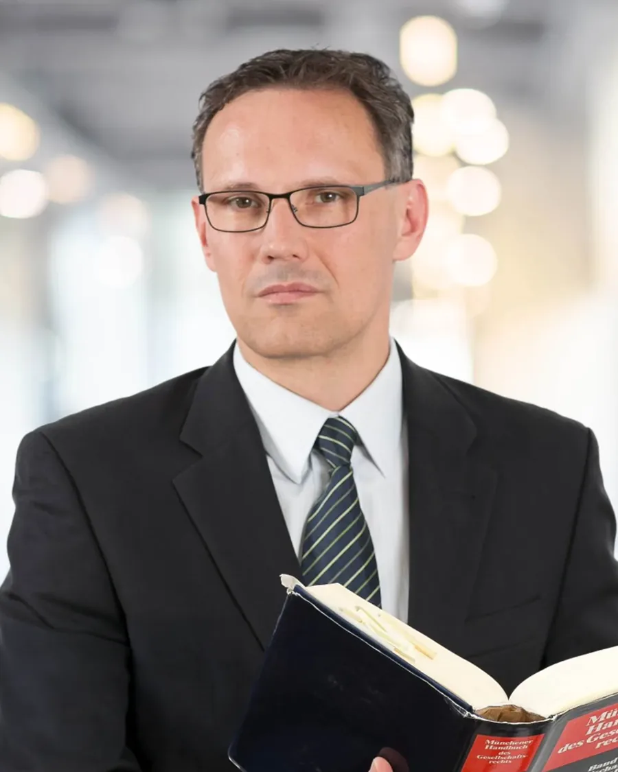 Peter Manthey, Fachanwalt, prüft den rechtlichen Rahmen für den Führerschein in Dubai